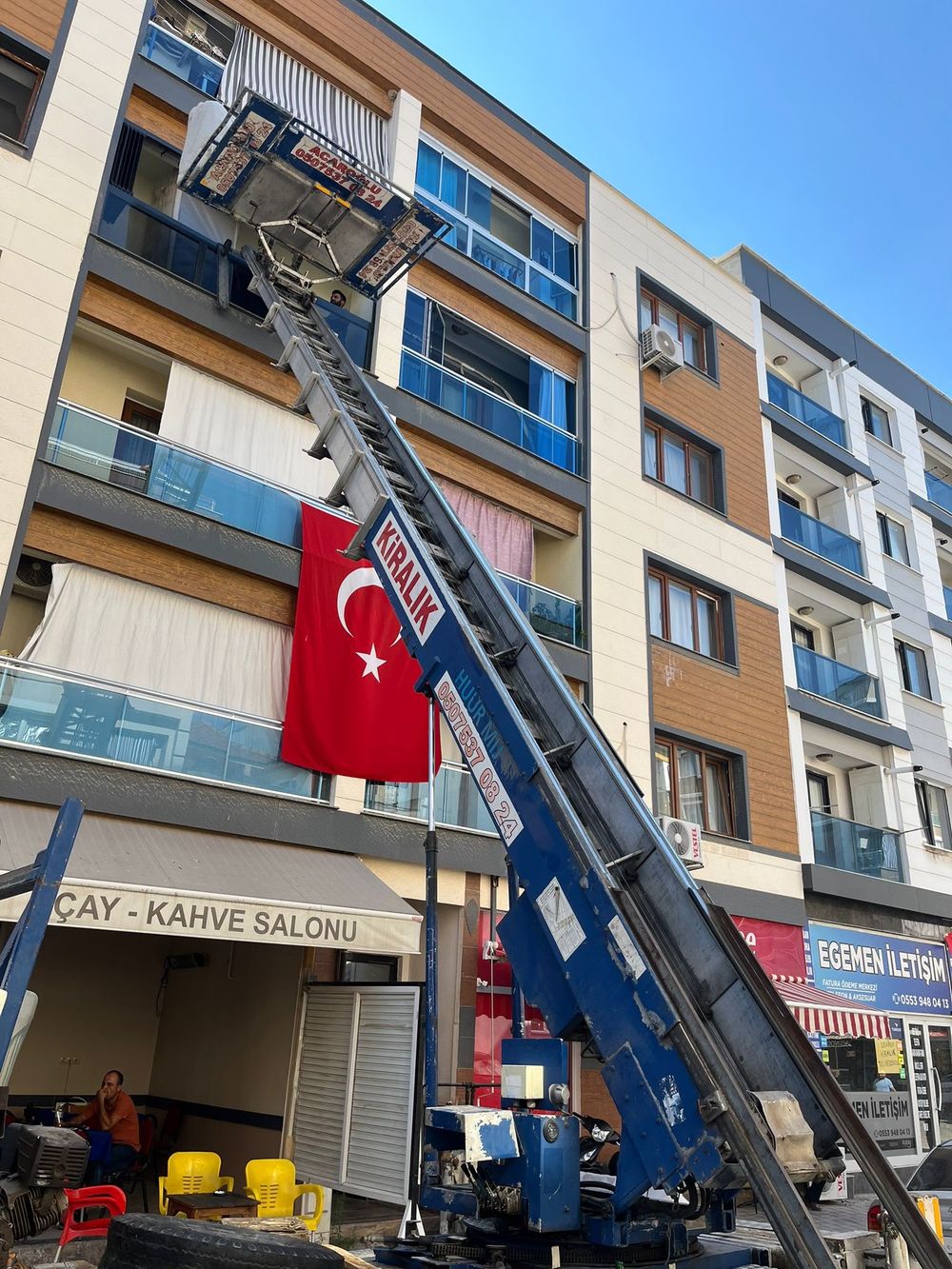 Manisa'da bir apartmana kurulmuş mobil asansör ve taşıma platformu