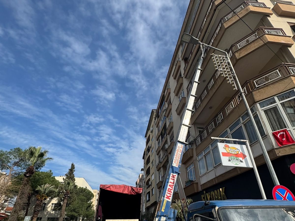 Manisa Mobil Asansör aracı ve yüklenmeye hazır nakliyat kamyonu