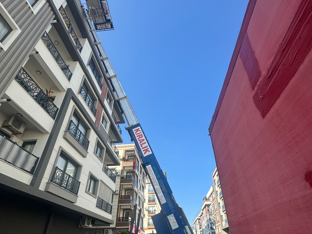 Manisa'da kurulu haldeki mobil asansör ve yüklü taşıma platformu