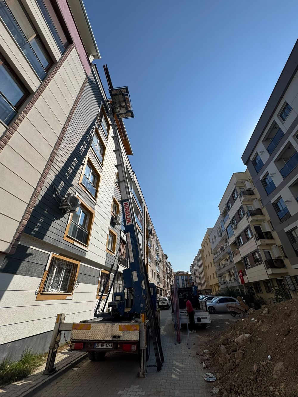 Manisa'da dar bir sokakta apartmanın üst katına uzatılmış mobil asansör