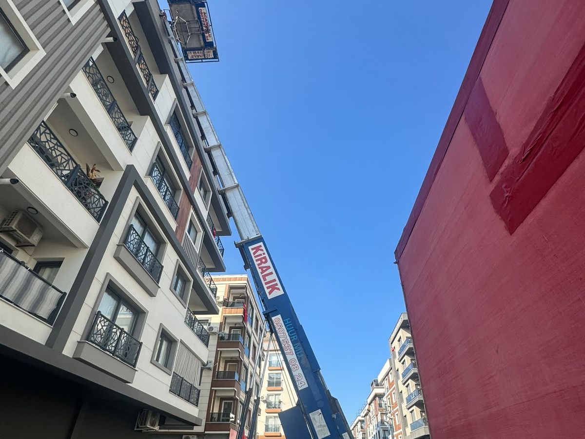 Manisa evden eve nakliyat sırasında kurulu mobil asansör ile eşya indirme